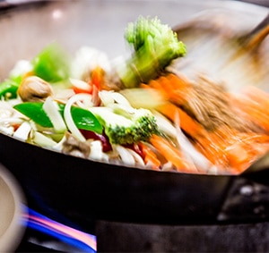 Thailändska köket, thai mat görs med en het wokpanna enklast.